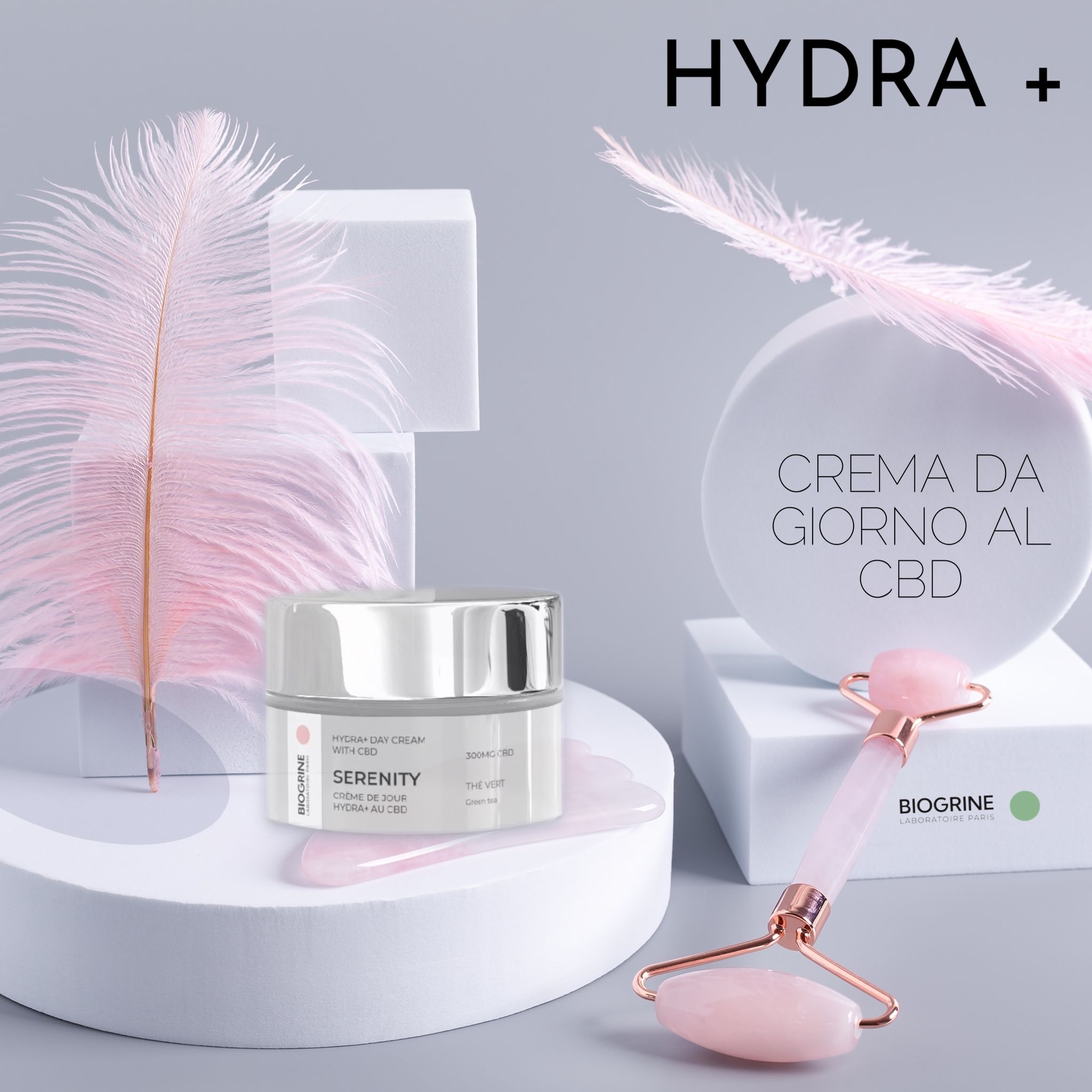 Vaso di crema, rullo di giada e piedistallo. Testo: Hydra+. Crema giorno al CBD. Piuma.