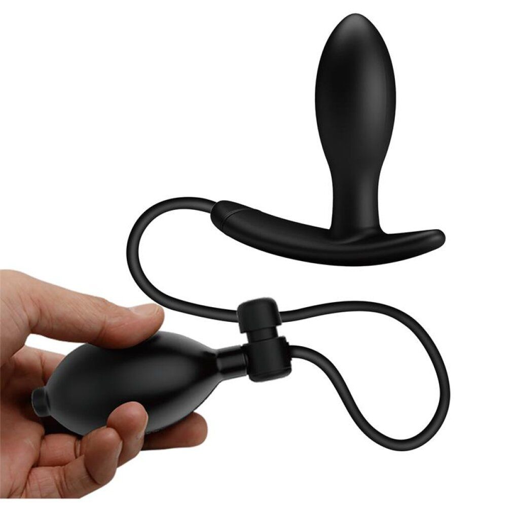 Mano che tiene la pompa di un plug anale gonfiabile nero. Il plug è collegato tramite un tubo.