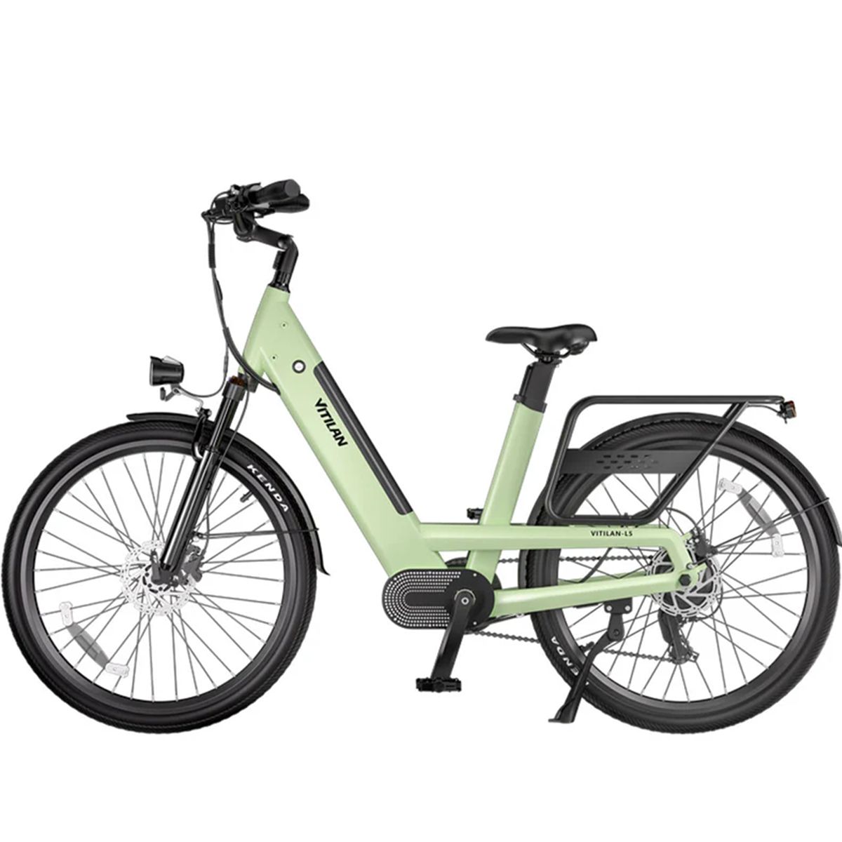 Bicicletta elettrica Vitilan L5 verde chiaro. Pneumatici neri, portapacchi e faro. La bicicletta è in posizione verticale.