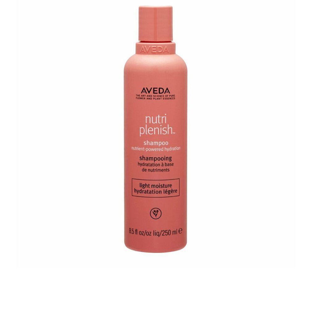 Flacone di shampoo rosa. Logo Aveda e scritta 'nutriplenish'. 'light moisture' e simbolo vegano.