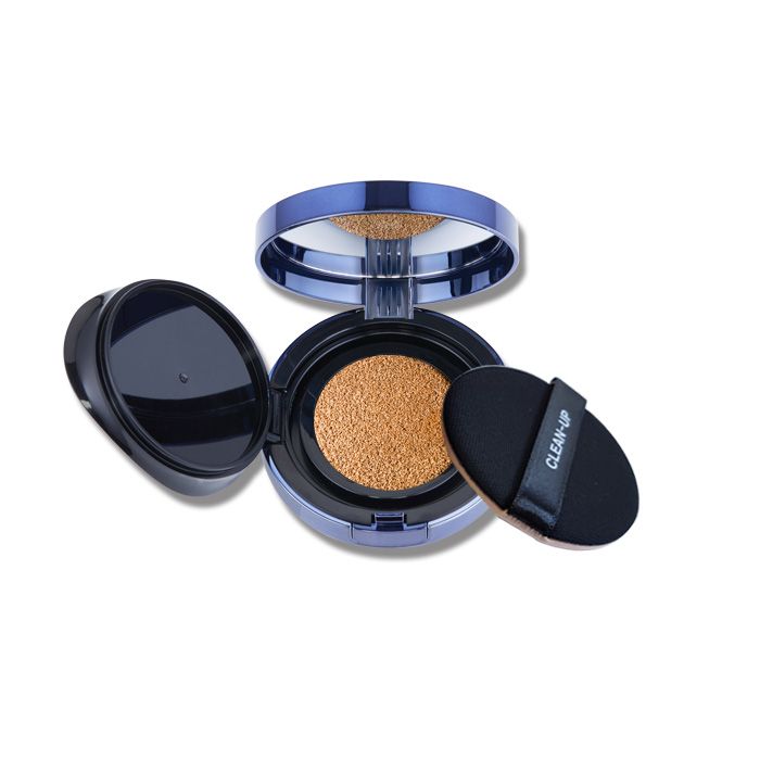 Astuccio cosmetico blu aperto con specchio, spugna e prodotto colorato. Applicatore nero con scritta "CLEAN-UP".