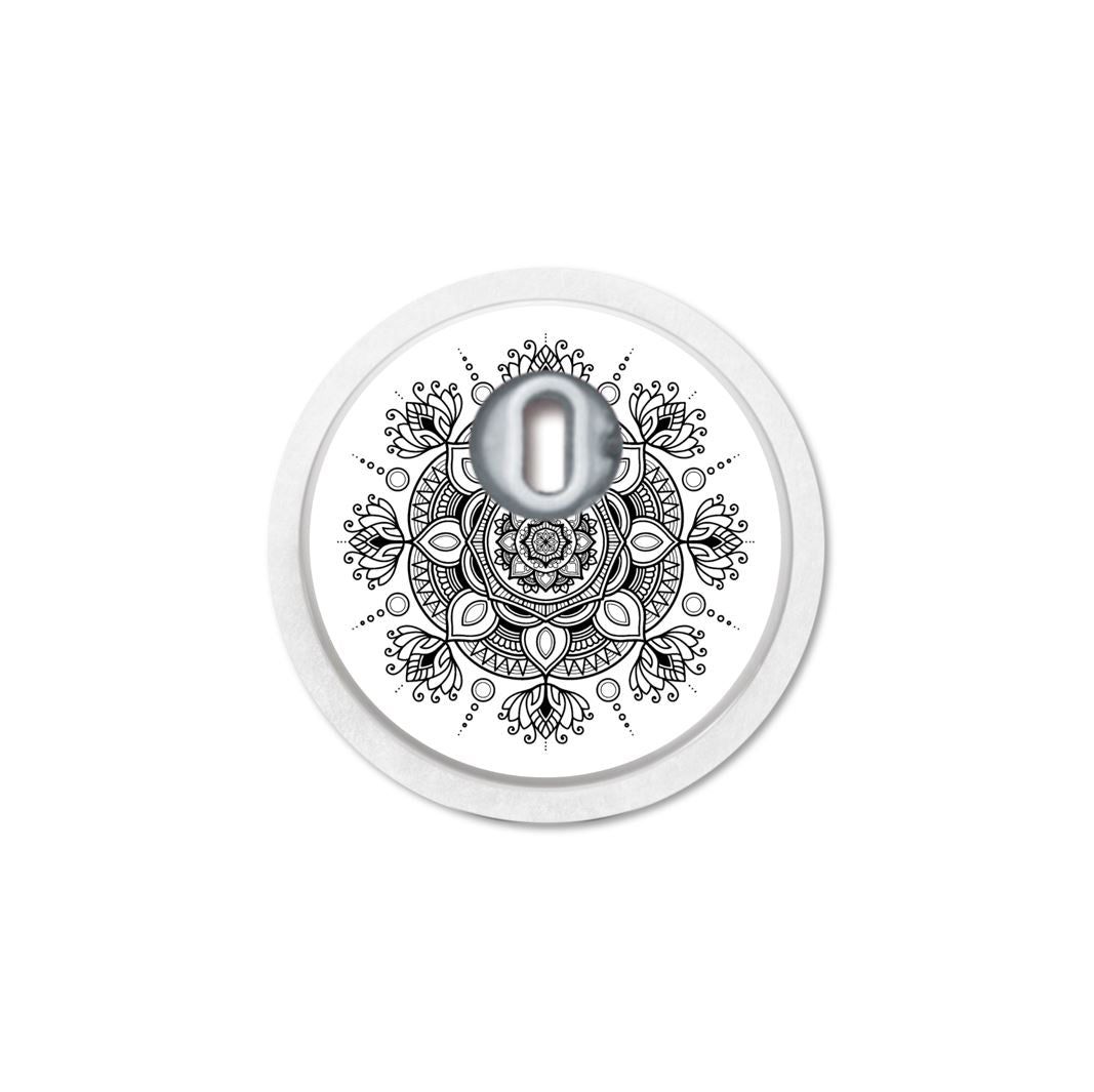 Adesivo rotondo con motivo mandala e sensore centrale. Design in bianco e nero.