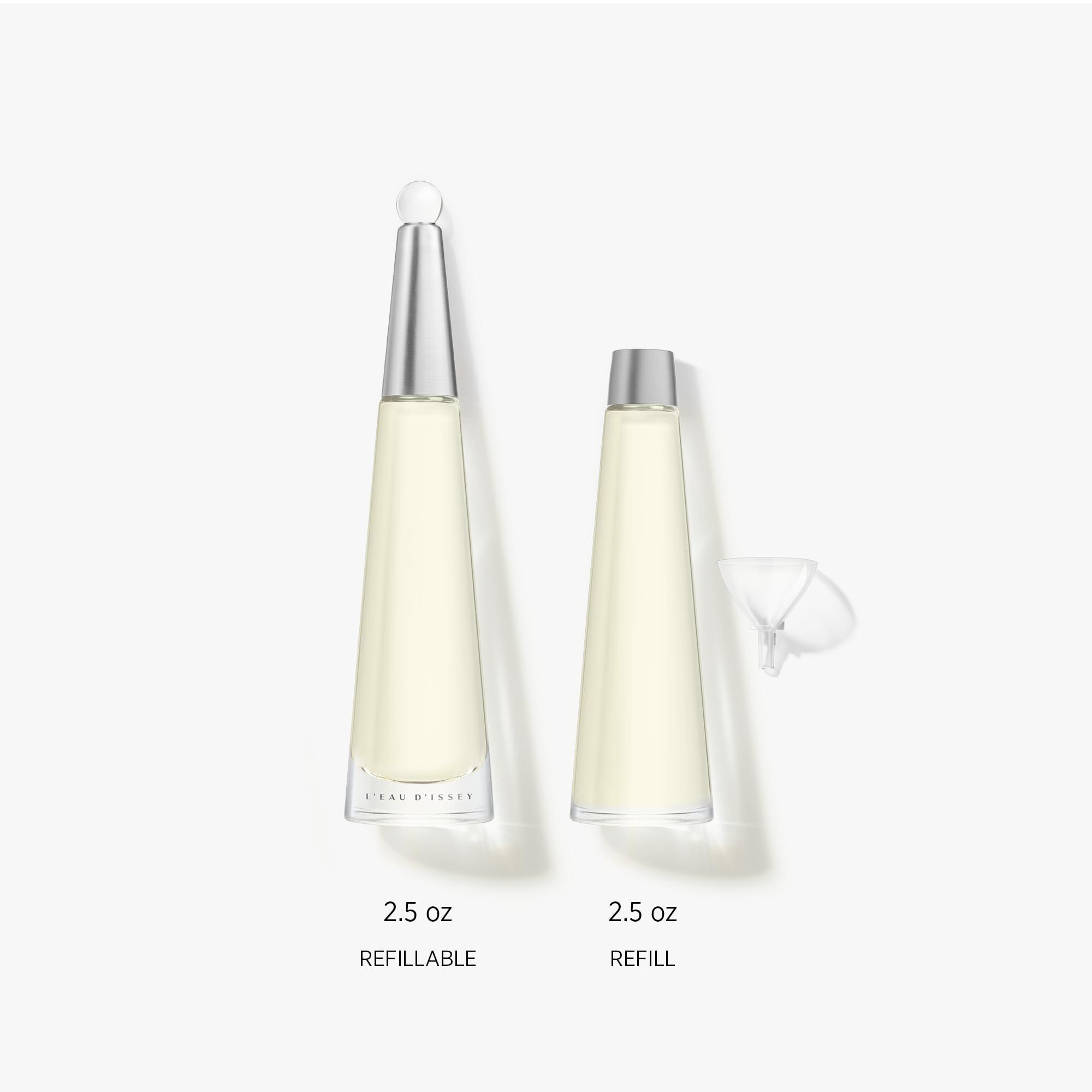 Due flaconi, uno con vaporizzatore, uno con imbuto. Entrambi i flaconi sono etichettati 2.5 oz e Refill.