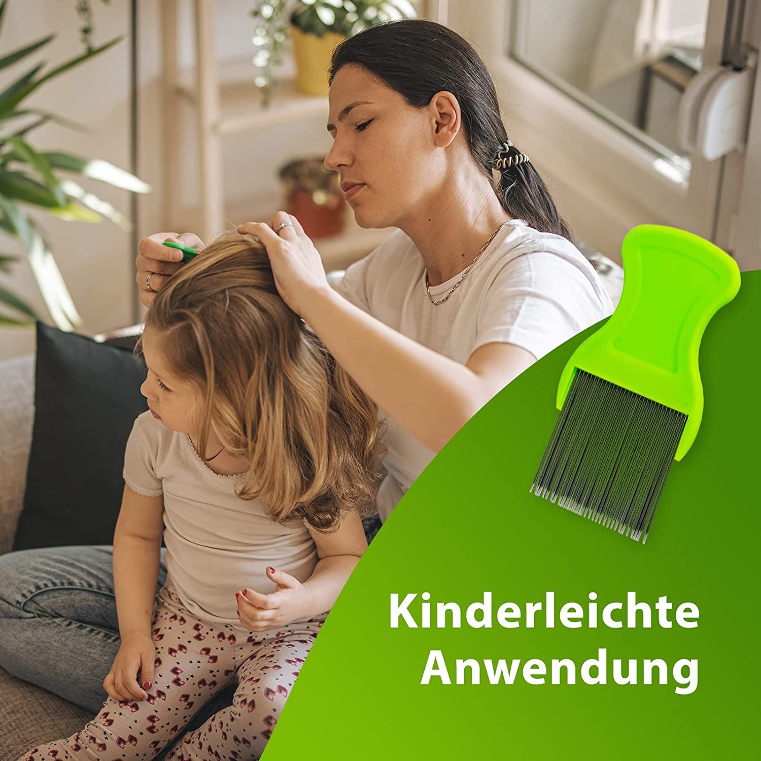 Madre che pettina i capelli del bambino con un pettine verde. Testo: Applicazione facile per i bambini.