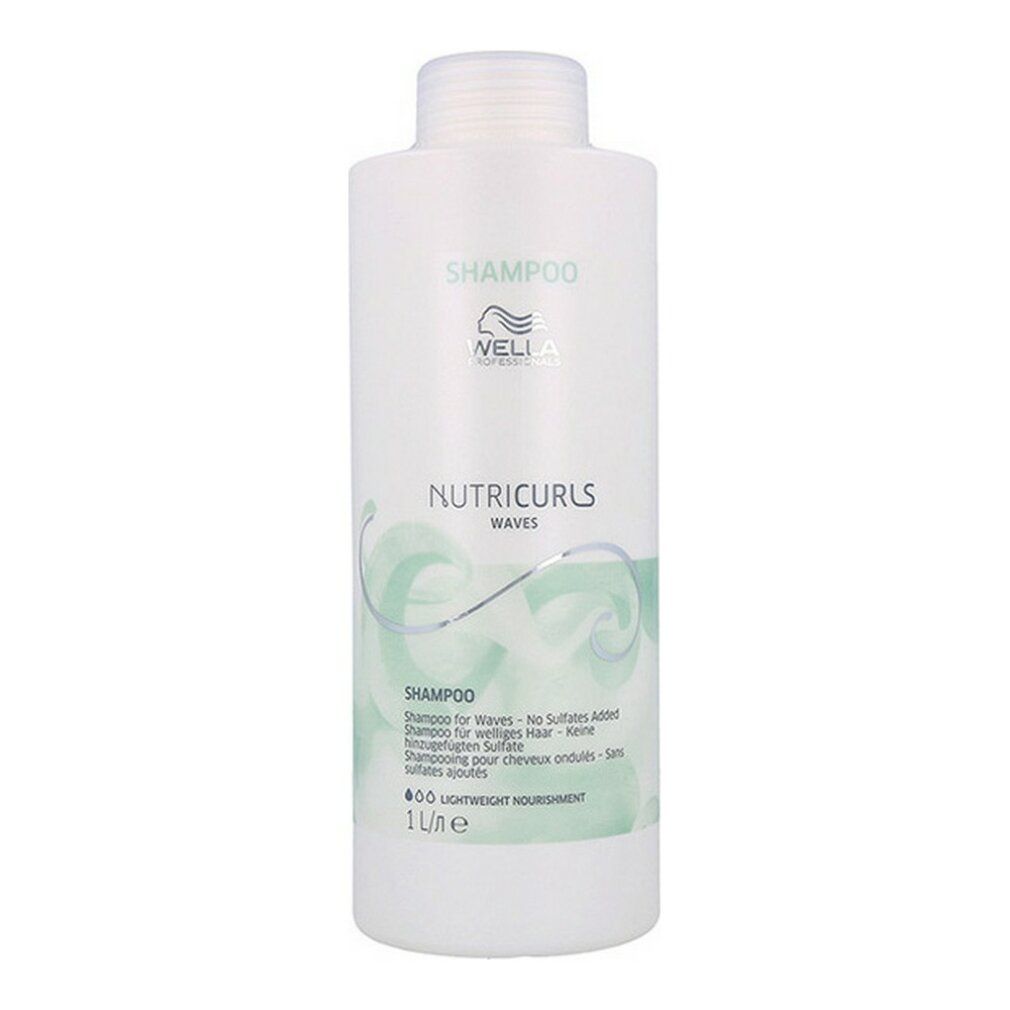Flacone di shampoo bianco con etichetta verde. Scritta: Wella Nutricurls Waves Shampoo, 1 litro.