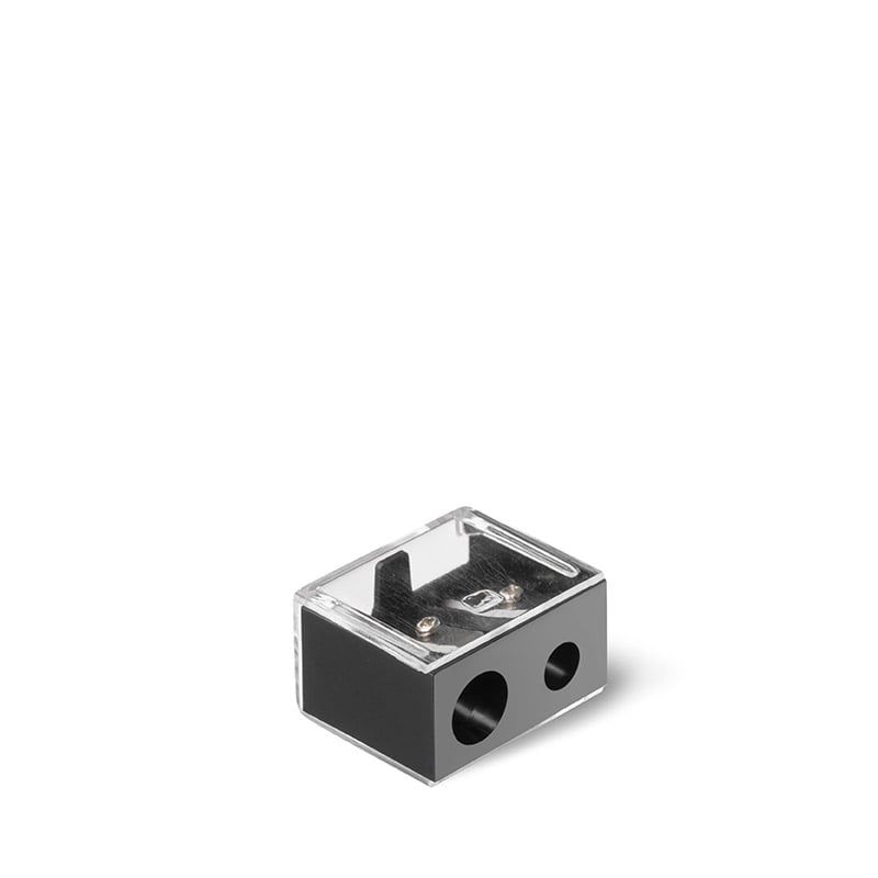 Temperino doppio, corpo nero, coperchio trasparente. Due fori per matite di diverse dimensioni.