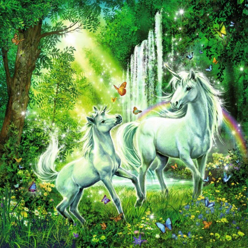 Puzzle con due unicorni in una foresta. Cascata, arcobaleno e farfalle. Piante e alberi verdi.