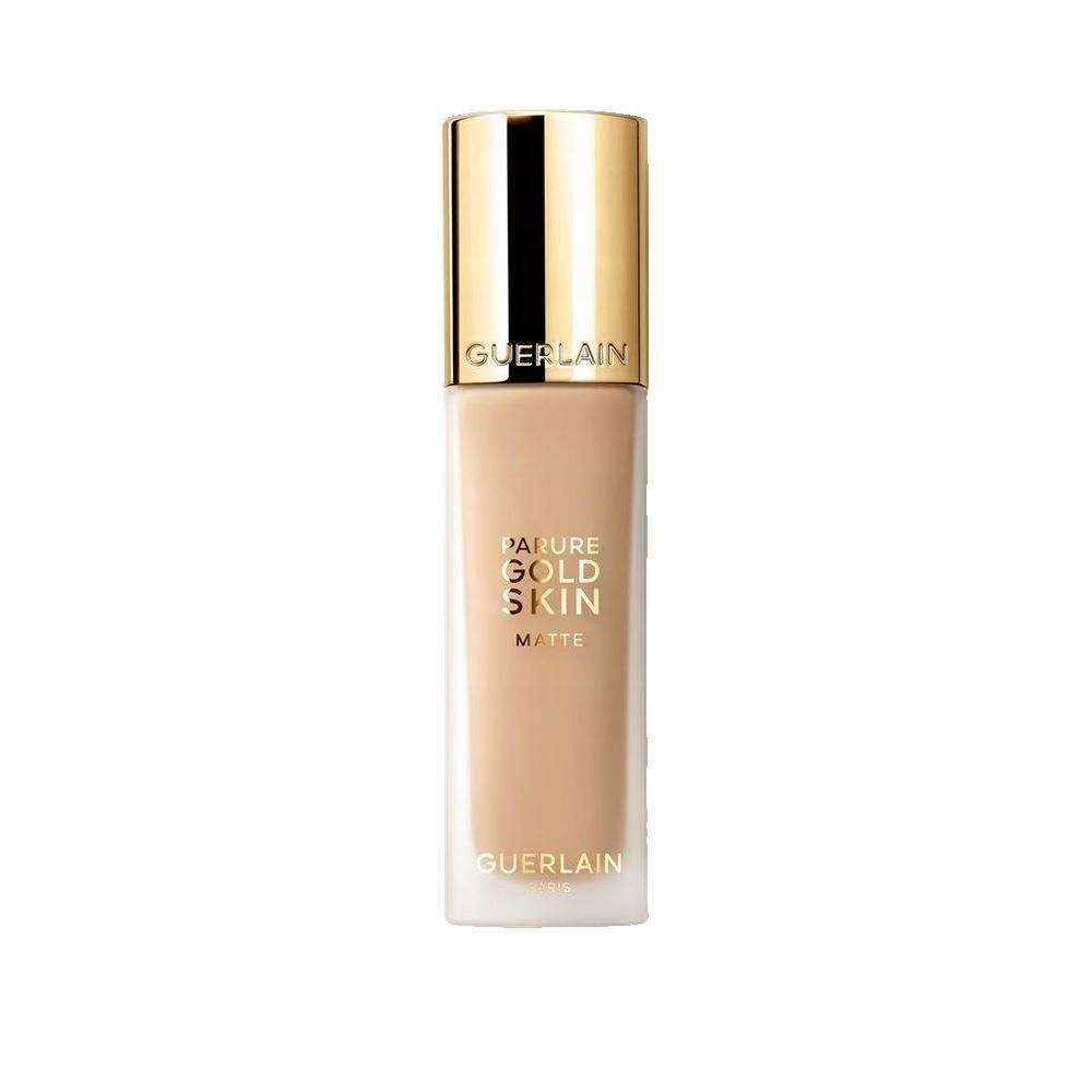 Fondotinta liquido in flacone di vetro con tappo dorato. Scritta: Parure Gold Skin Matte. Marchio: Guerlain.