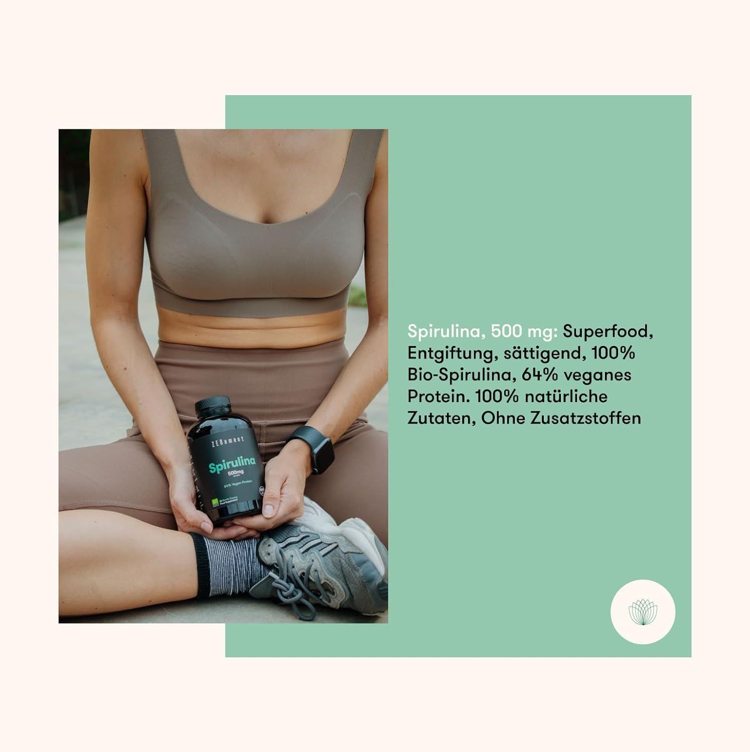 Donna seduta con una bottiglia di spirulina. Testo: Spirulina, 500 mg: Superfood, disintossicante, saziante, 100% spirulina bio.