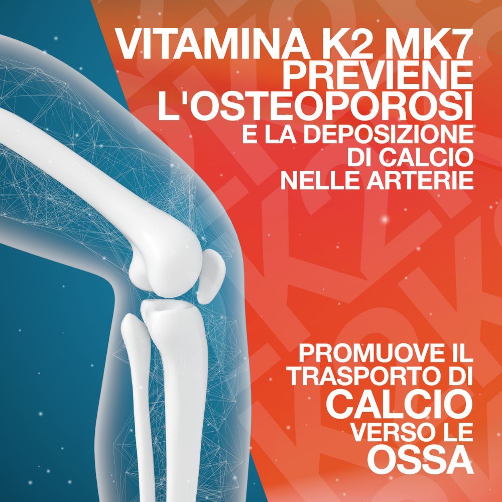 Sfondo rosso con ossa e lettere bianche. VITAMINA K2 MK7. Previene l'osteoporosi. Promuove il trasporto di calcio alle ossa.