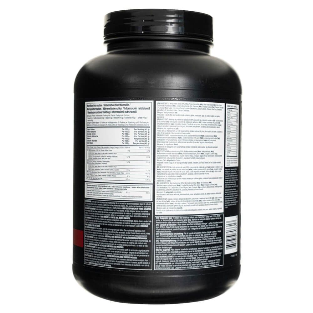 Retro di un contenitore nero di proteine del siero di latte Muscletech Nitro-Tech. Contiene informazioni nutrizionali dettagliate e informazioni multilingue.
