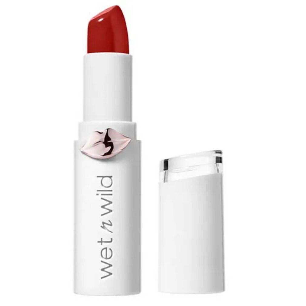 Rossetto rosso in astuccio bianco. Scritta "wet n wild". Simbolo labbra. Tappo aperto.