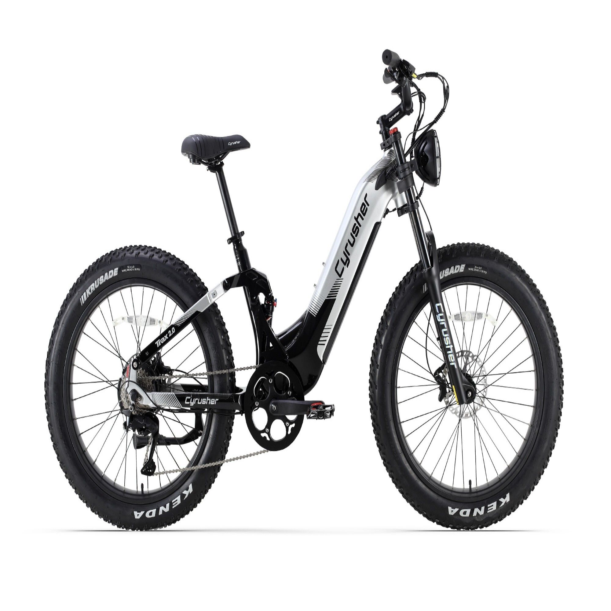 Bicicletta elettrica CYRUSHER Trax 2.0, nera e argento, pneumatici larghi, marchio visibile.