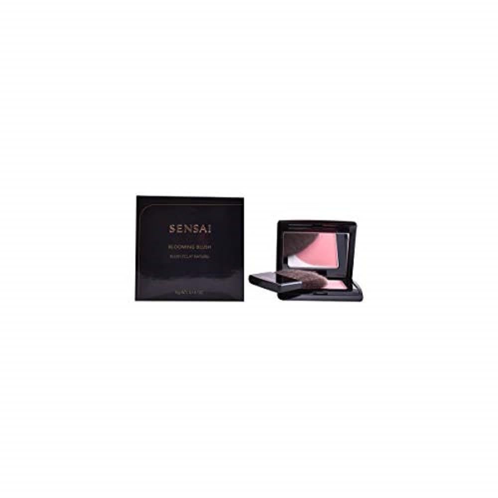 Sensai Bloom Blush 02 Peach. Confezione nera, pennello e palette blush. Testo: Sensai, Blooming Blush, 4g.