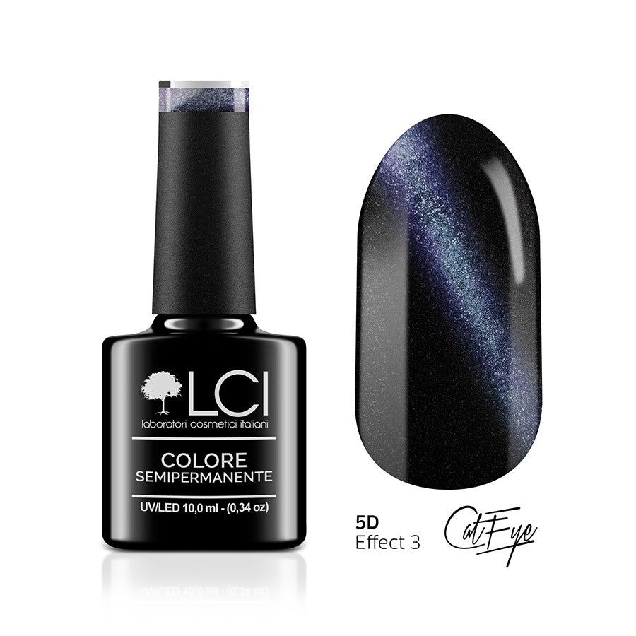 Flacone di smalto e unghia smaltata nero-viola. Scritta: LCI, COLORE SEMIPERMANENTE, UVLED 10,0 ml. 5D Cat Eye.