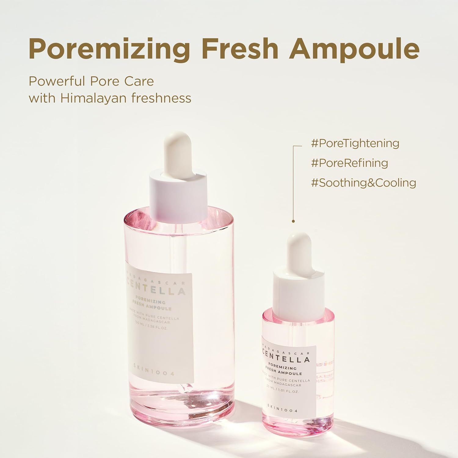 Due fiale con contagocce, una grande e una piccola. Testo: Poremizing Fresh Ampoule. SKIN1004. Sfondo: chiaro.