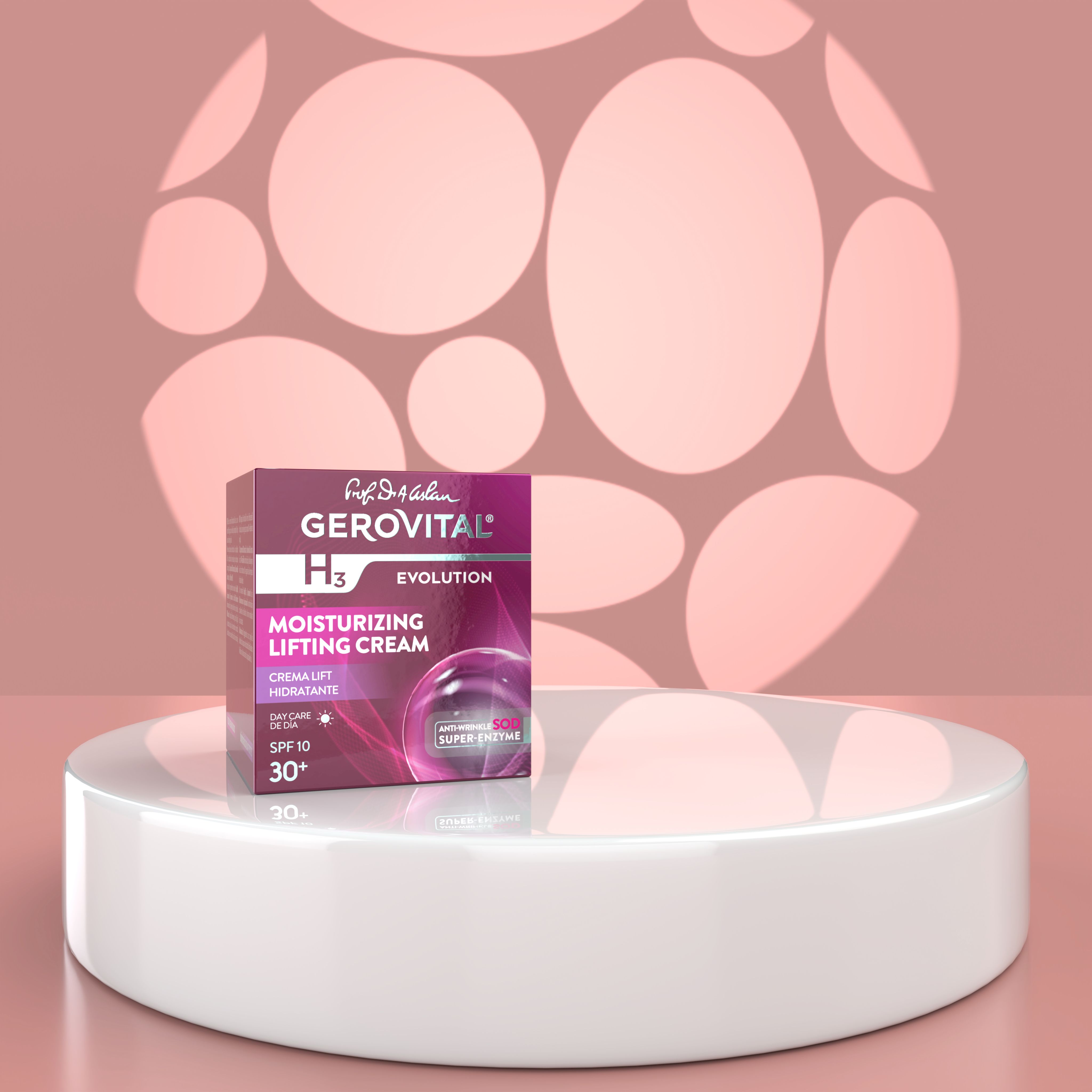 Confezione del prodotto su piedistallo. Scritta: Gerovital H3 Evolution, Moisturizing Lifting Cream, SPF 10.