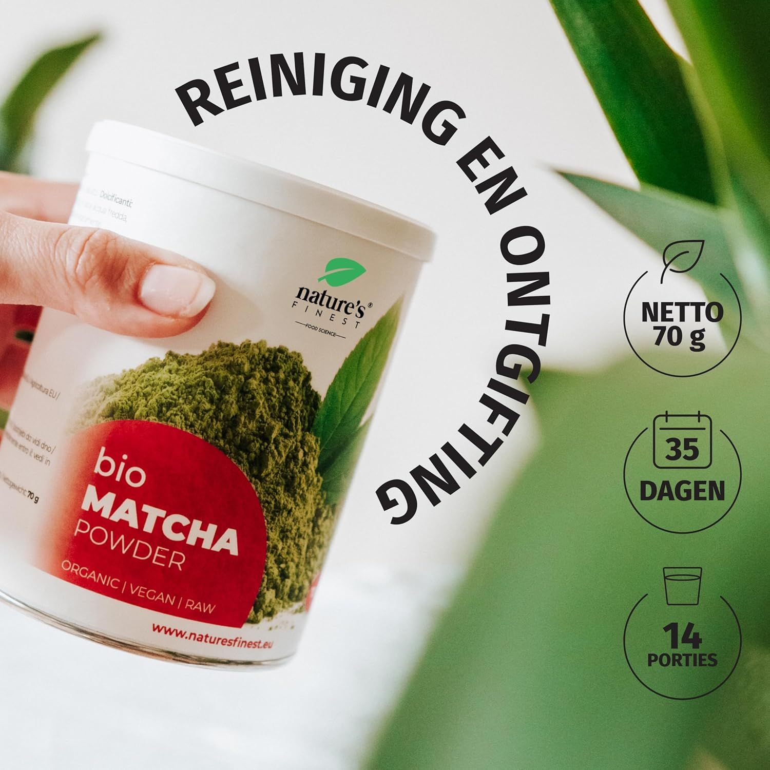 Mano che tiene barattolo Nature's Finest Matcha Pulver Bio. 70g, 35 giorni, 14 porzioni. Verde, bianco.