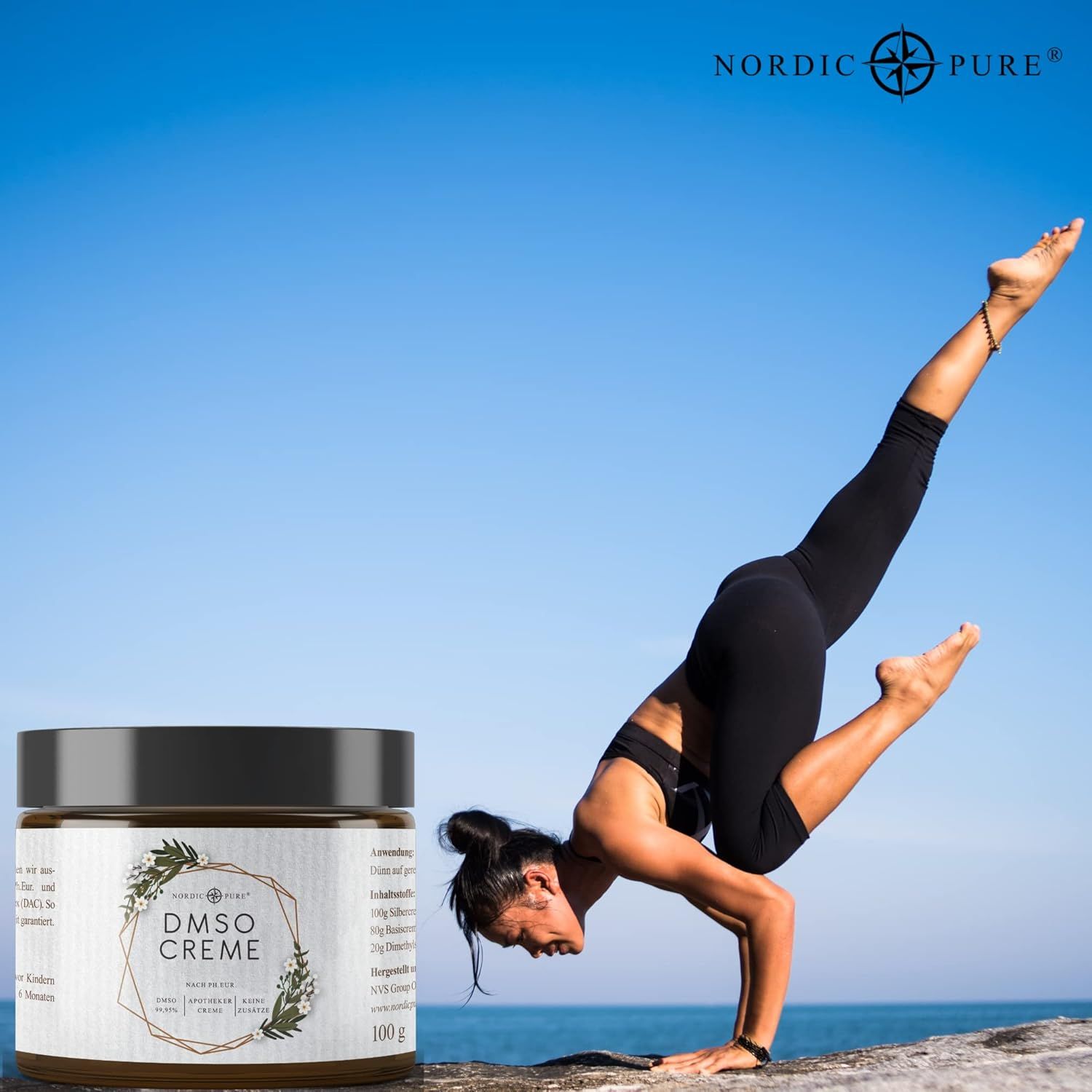 Donna che fa esercizi di yoga. Accanto a lei c'è un barattolo di crema DMSO. Logo: Nordic Pure. Scritta: DMSO Creme. Testo: 100 g.
