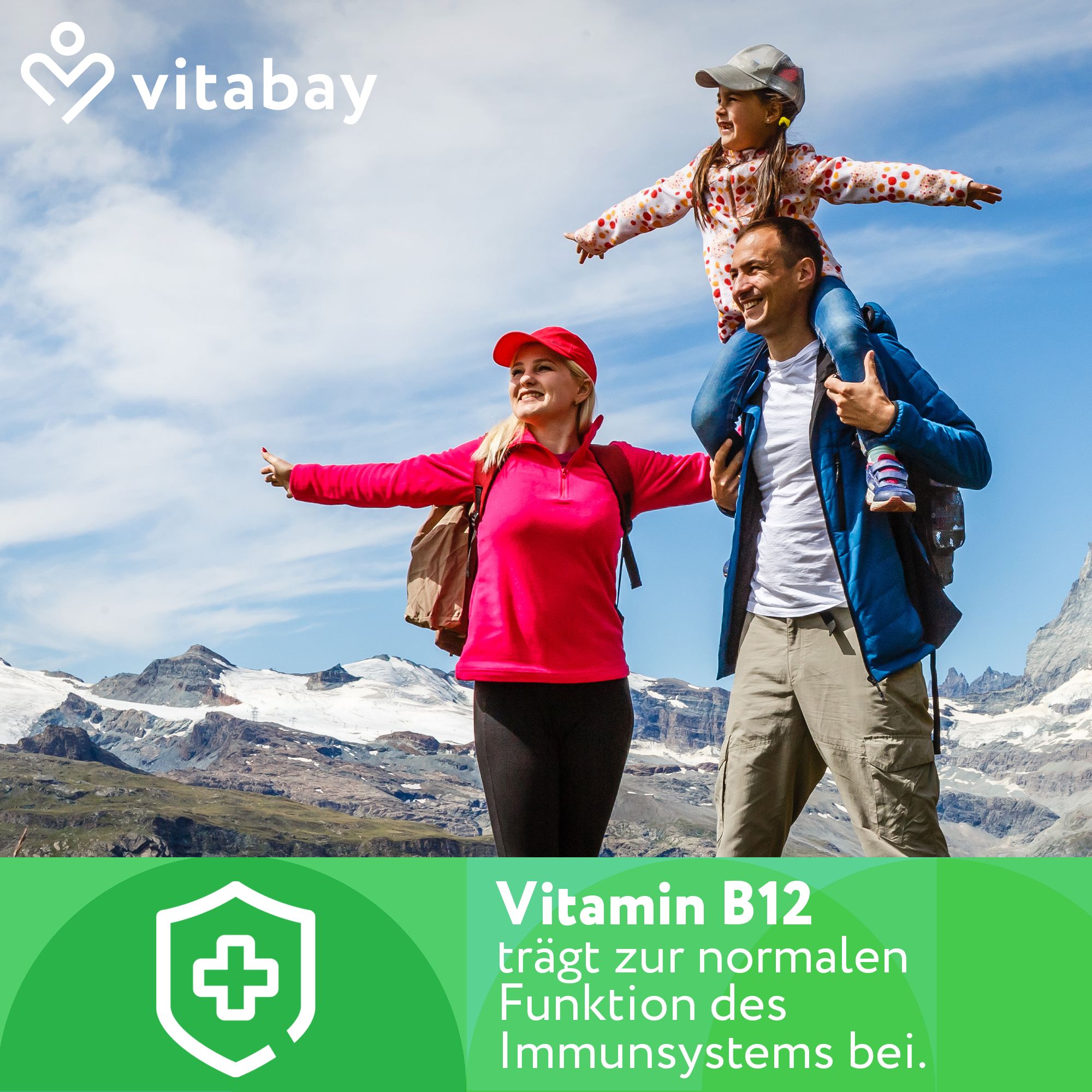 Una famiglia fa un'escursione in montagna. Testo: La vitamina B12 contribuisce alla normale funzione del sistema immunitario.