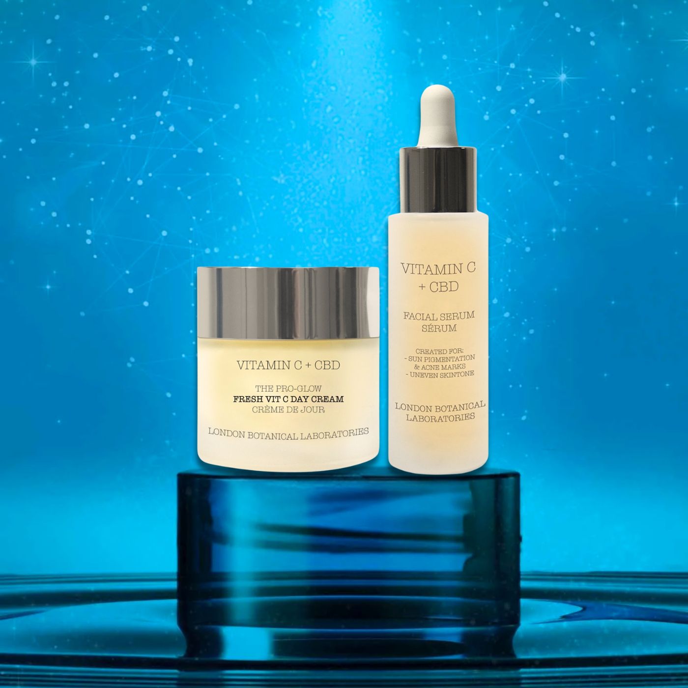 Set cosmetico con crema e siero. Entrambi con etichetta "Vitamin C + CBD" e "London Botanical Laboratories", su piedistallo.