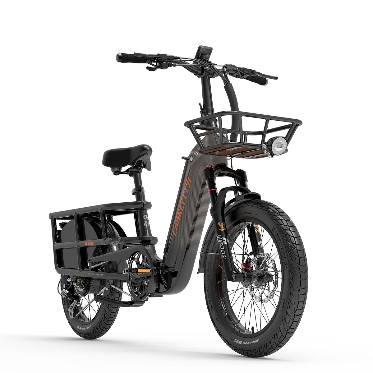 E-bike da carico nera con cestino anteriore e portapacchi posteriore. Logo Lankeleisi. Pinze freno rosse. Pneumatici neri.
