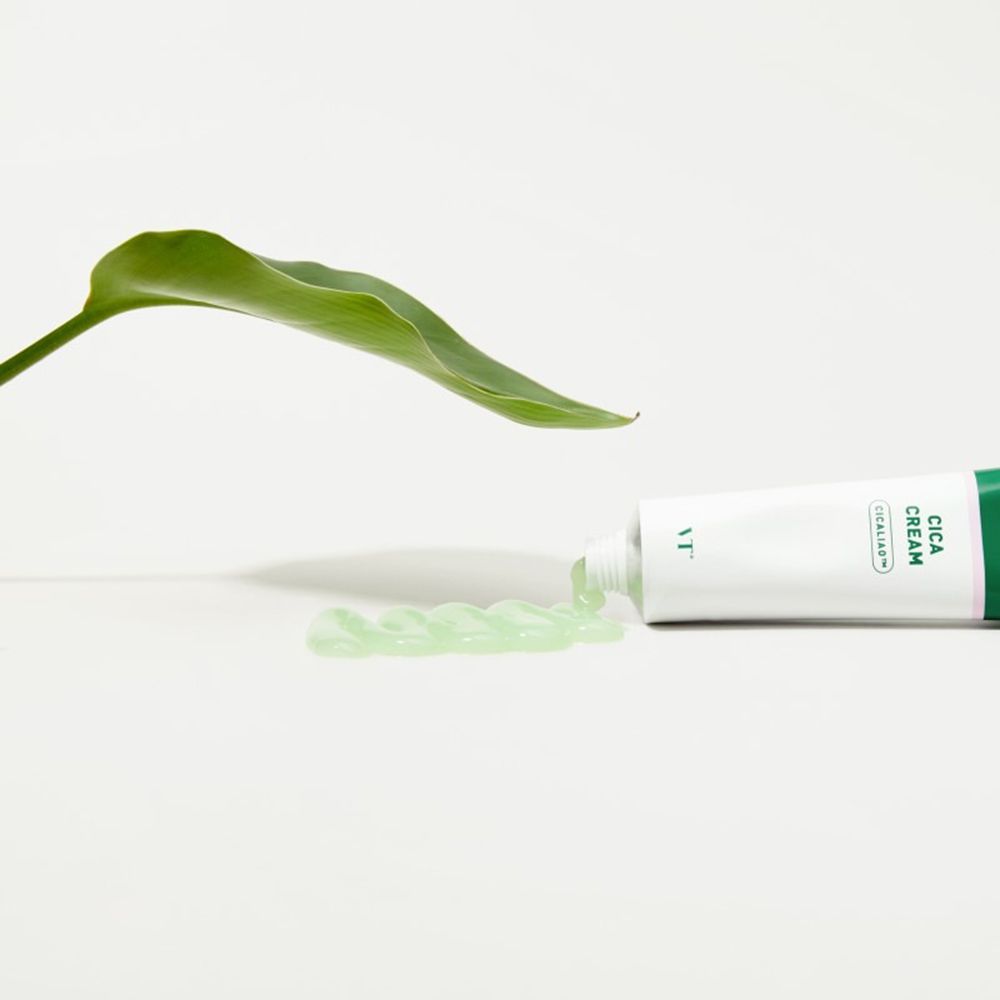 Tubo di Cica Cream. Tubo verde e bianco con tappo verde. Scritta: Cica Cream, CICALIAO. Marchio: VT. Crema che esce dal tubo. Con foglia.