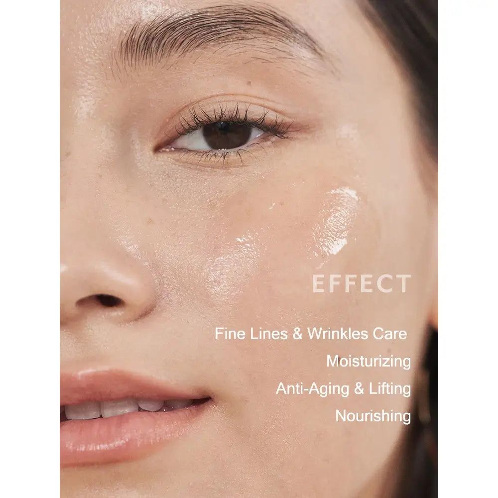 Primo piano di un viso con crema. Testo: Fine Lines & Wrinkles Care, Moisturizing, Anti-Aging & Lifting, Nourishing.