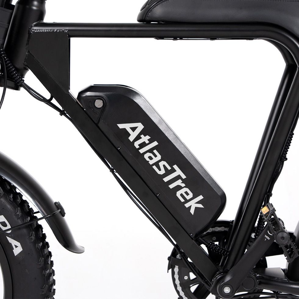 Primo piano della batteria di una e-bike con il logo AtlasTrek. Telaio nero.
