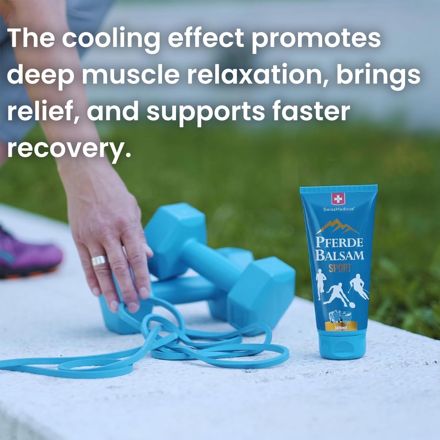 Tubo blu "Pferde Balsam Sport". Logo SwissMedicus. Manubri. Testo: Effetto rinfrescante, rilassamento muscolare, recupero.