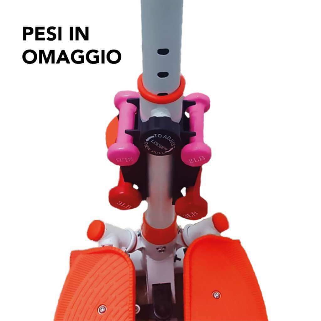 Stepper fitness con manubri. Manubri rosa e rossi. Testo: PESI IN OMAGGIO. Supporto nero.