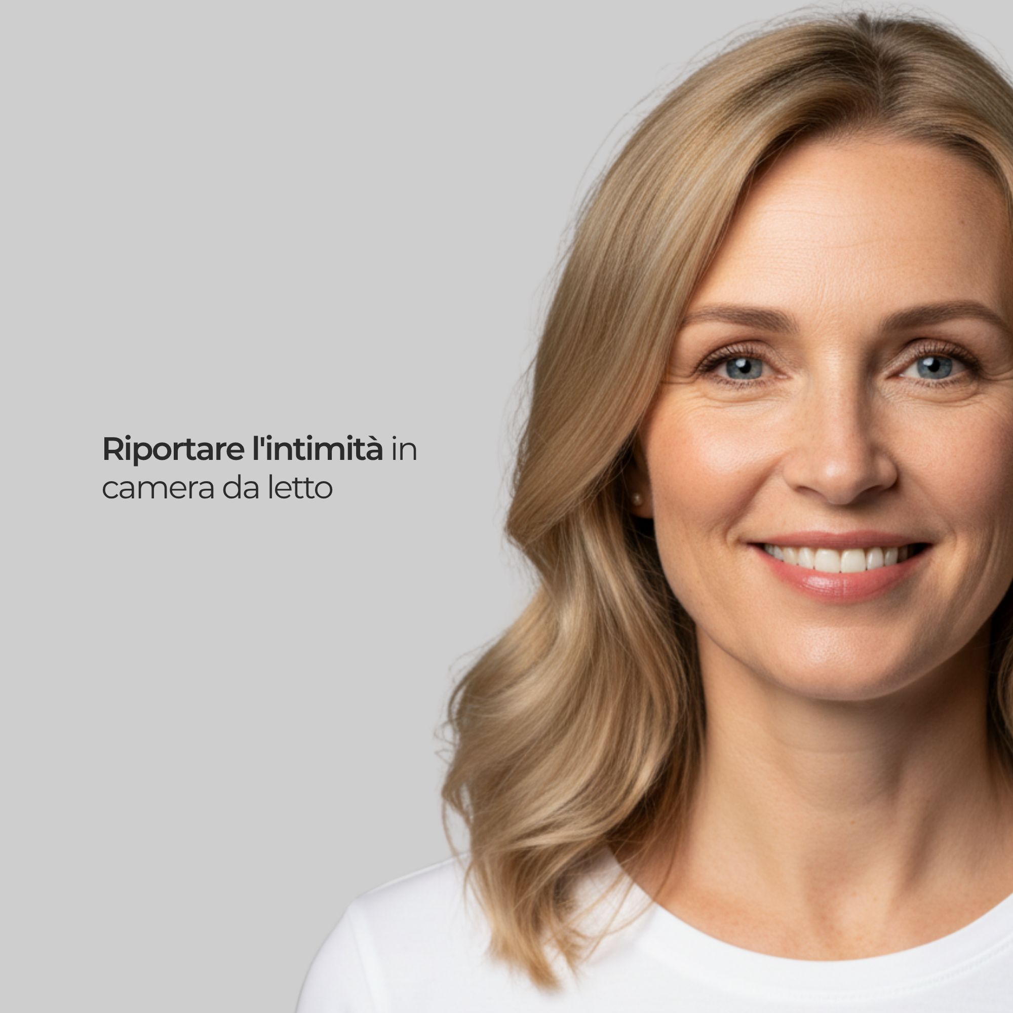 Ritratto di donna sorridente. Testo: Riporta l'intimità in camera da letto.