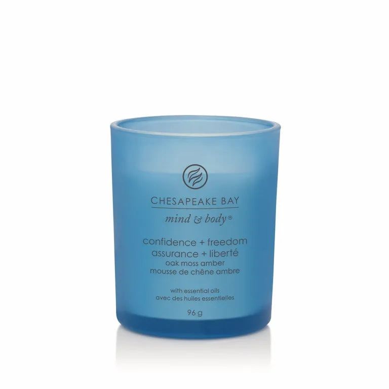 Candela blu Chesapeake Bay, Confiance + liberté, con oli essenziali. Scritta Mind & Body. 96g.