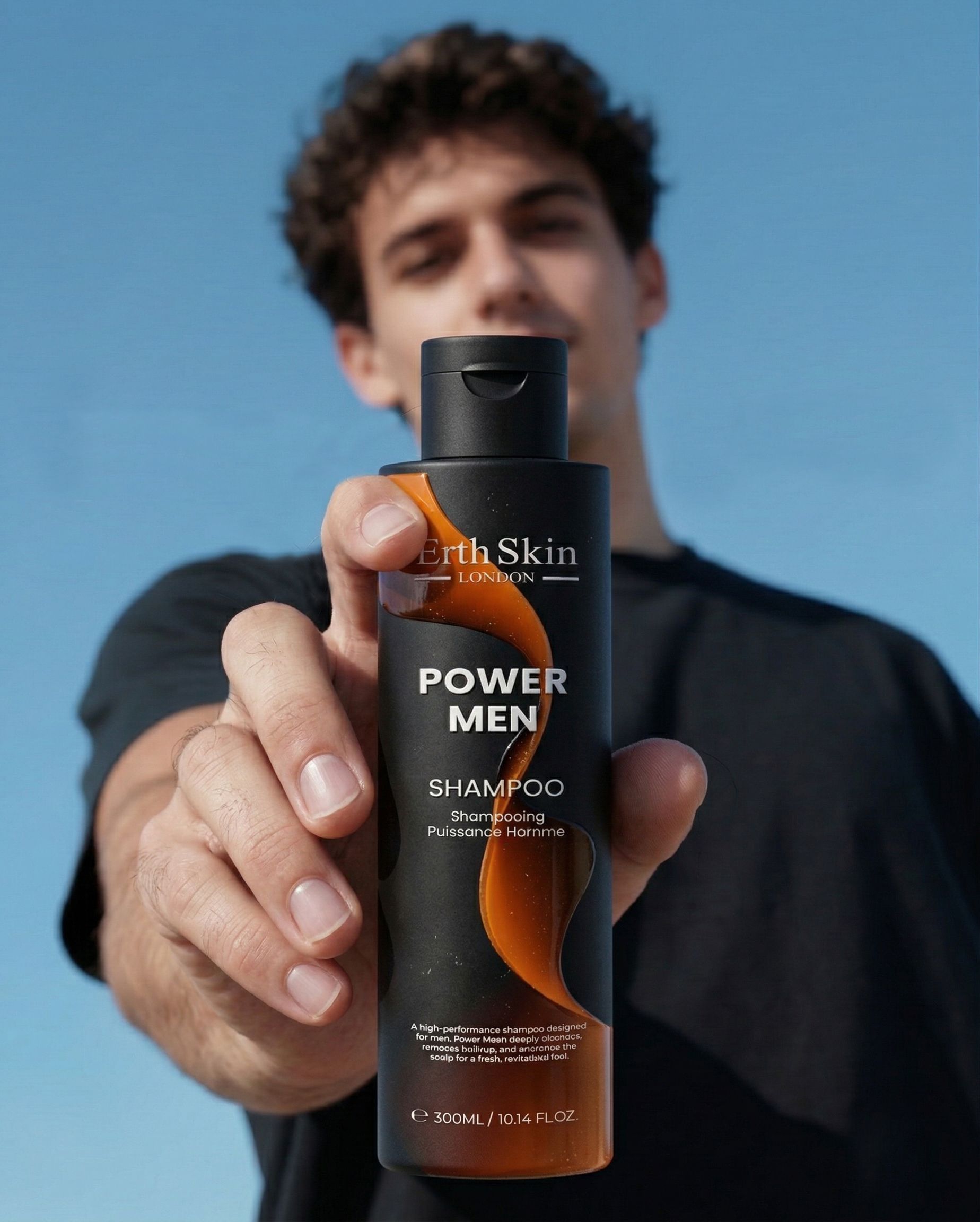 Un uomo tiene in mano una bottiglia di shampoo Erth Skin London Power Men.