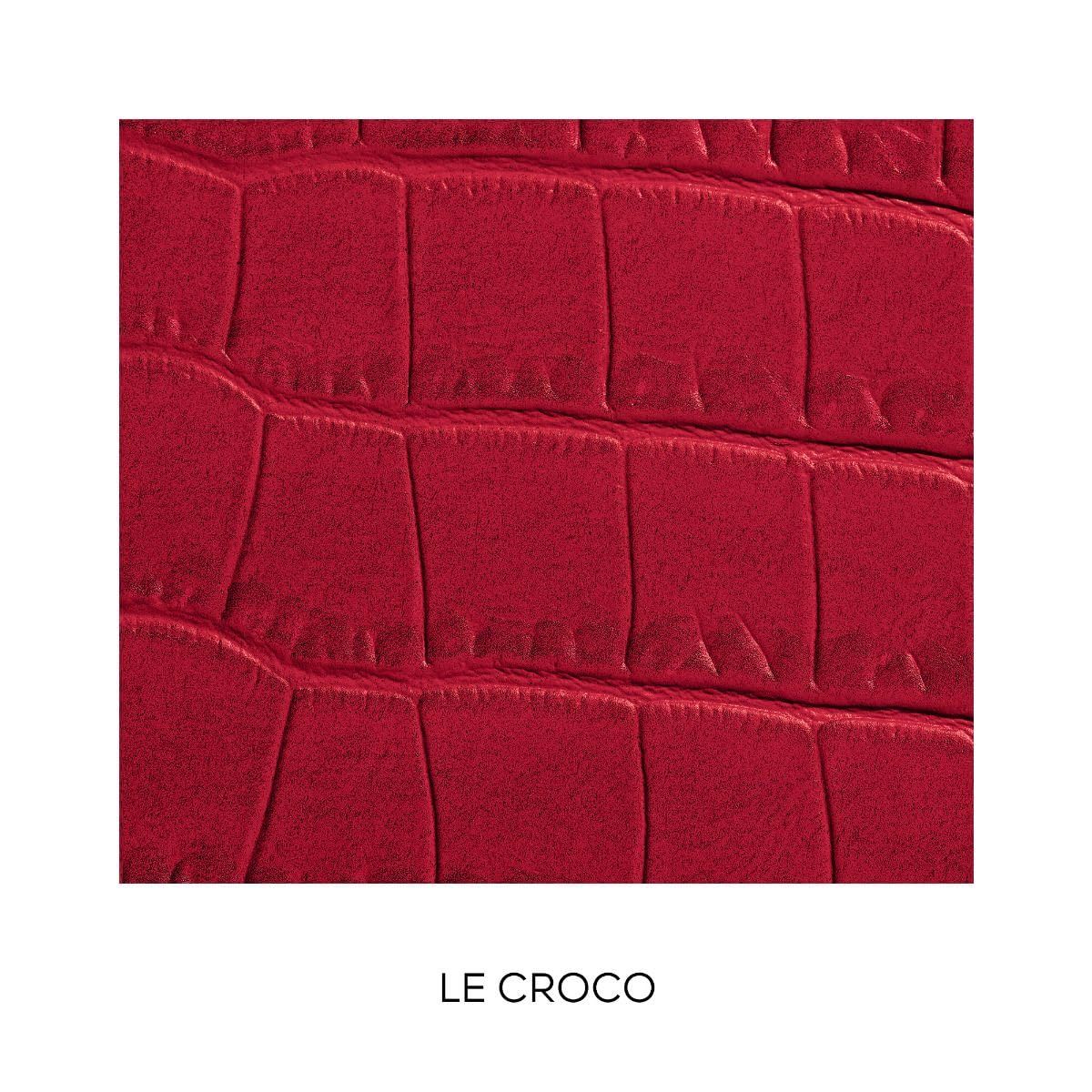 Primo piano di un astuccio rosso effetto coccodrillo. Testo: Le Croco.