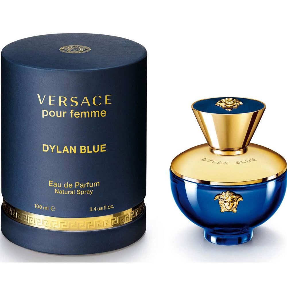 Flacone di profumo blu e confezione cilindrica. Dettagli dorati. Scritta: Versace Pour Femme Dylan Blue.
