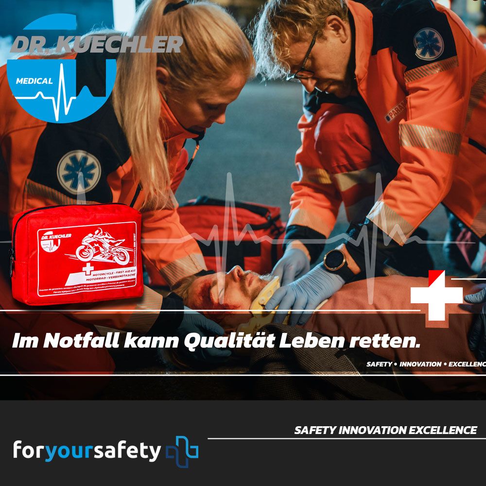 Due paramedici soccorrono un ferito. Borsa di pronto soccorso rossa per auto nell'immagine.