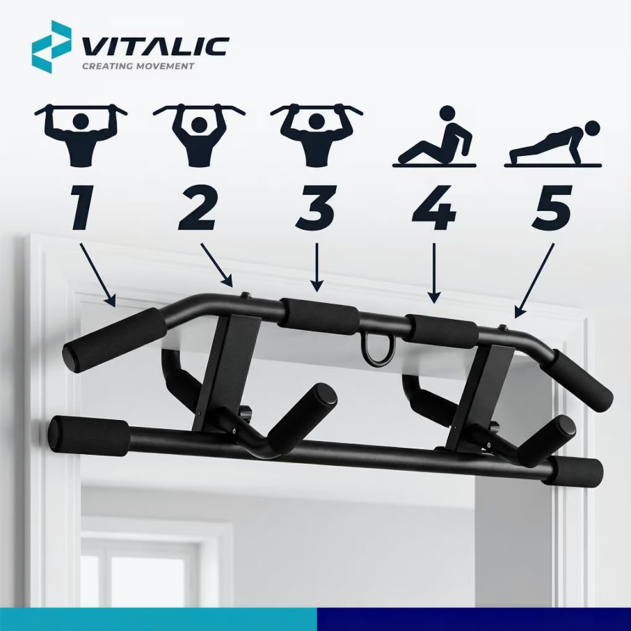 Barra per trazioni per telaio porta. Struttura in metallo nero con maniglie blu. 5 varianti di esercizi. Logo VITALIC.