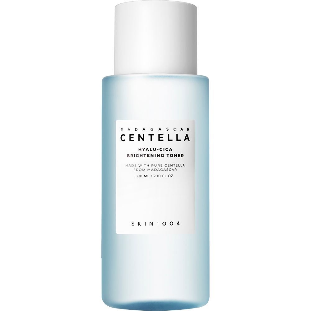 Flacone blu chiaro con tappo bianco. Scritta: MADAGASCAR CENTELLA HYALU-CICA BRIGHTENING TONER. SKIN1004.