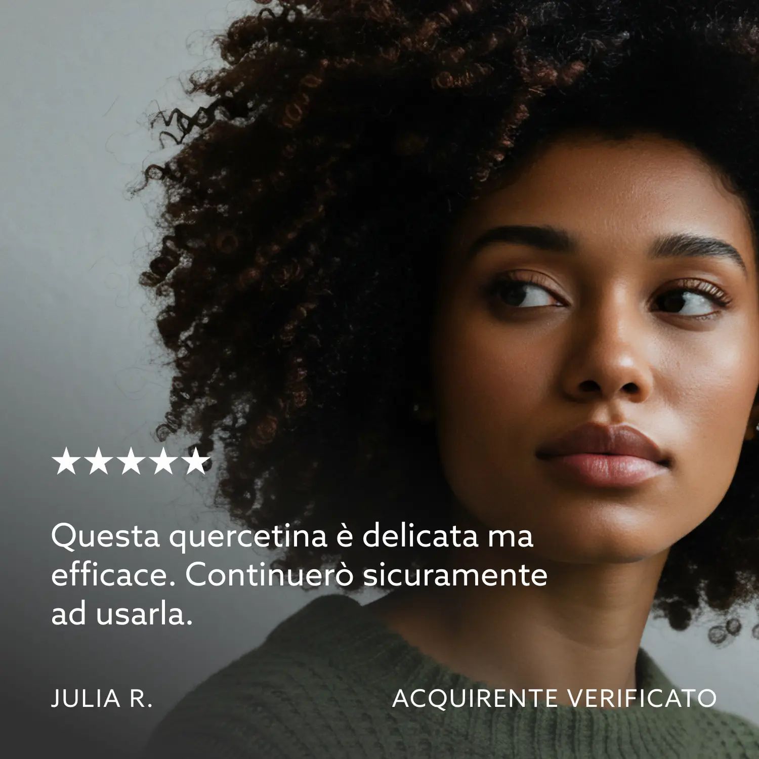 Ritratto di donna. Testo: Questa quercetina è delicata ma efficace. Continuerò a usarla. Julia R., acquirente verificato.