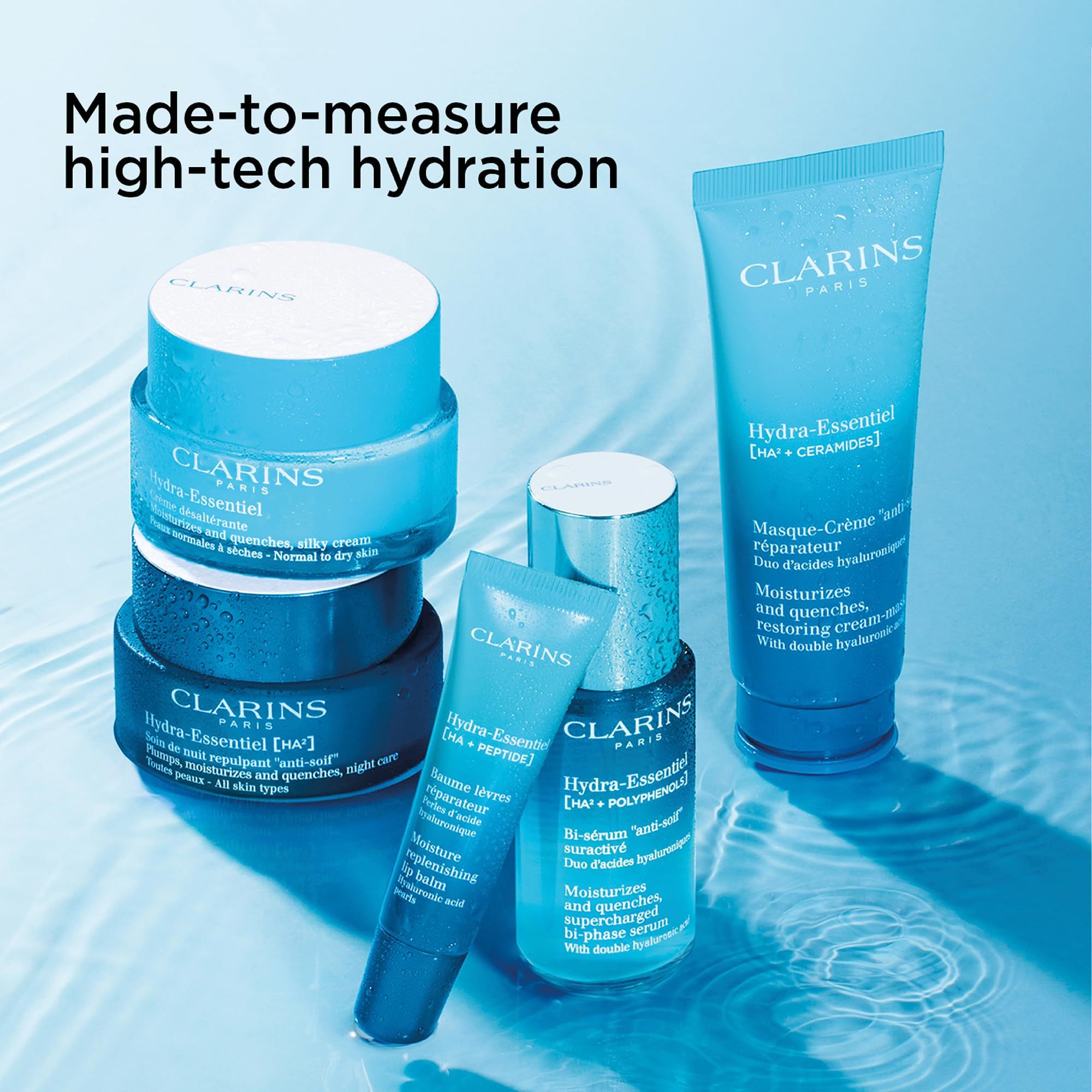 Vari prodotti Clarins Hydra-Essentiel, tra cui un balsamo labbra. Testo: Hydra-Essentiel, Baume lèvres réparateur, Moisture replenishing lip balm.