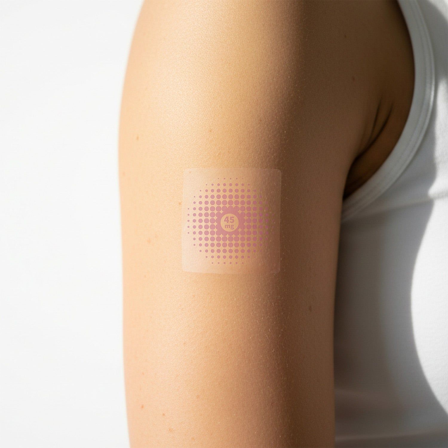 Un cerotto CBD a pois rosa, con indicazione 45mg, applicato su una spalla.