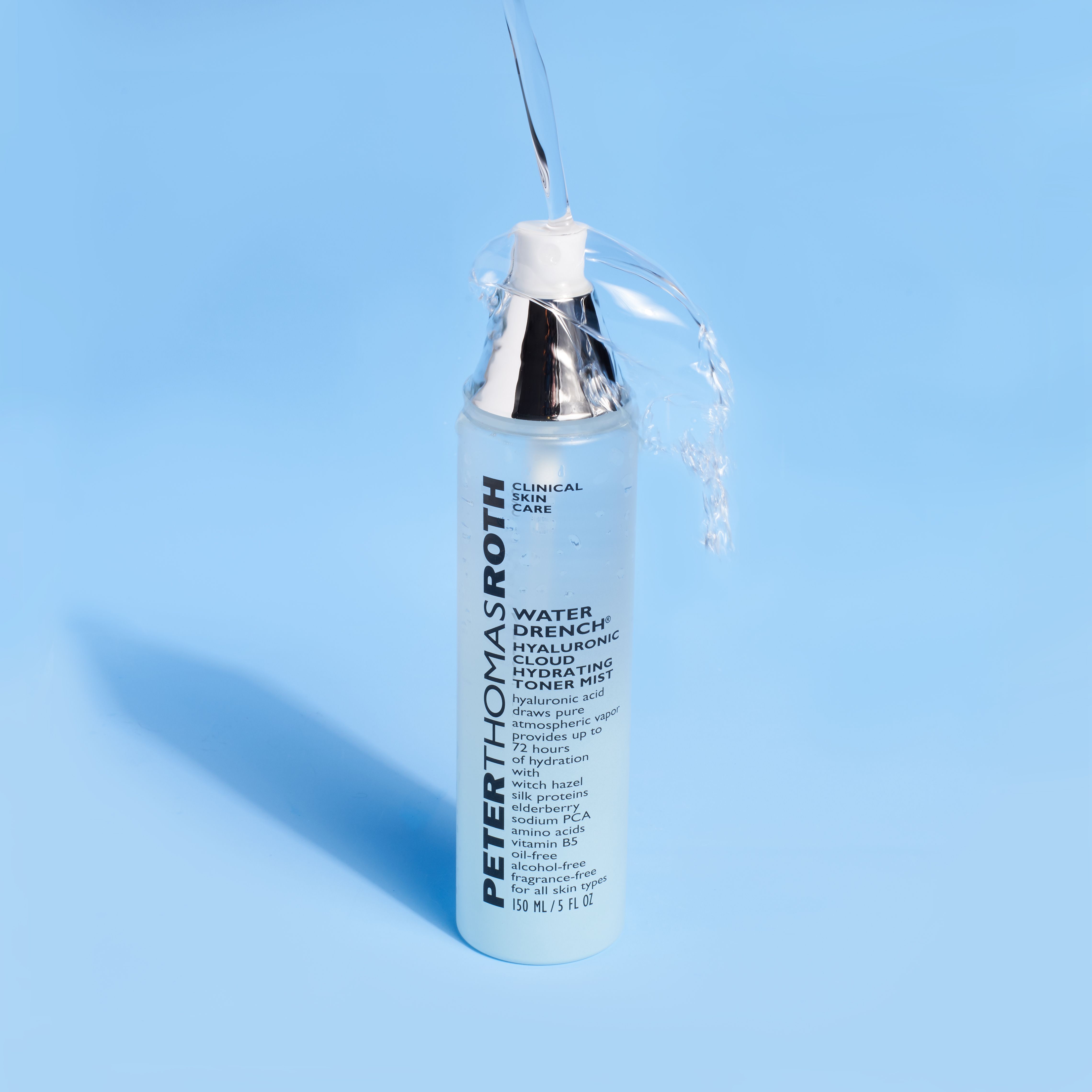 Peter Thomas Roth Water Drench Hydrating Toner Mist. Getto d'acqua sul vaporizzatore. Sfondo blu.