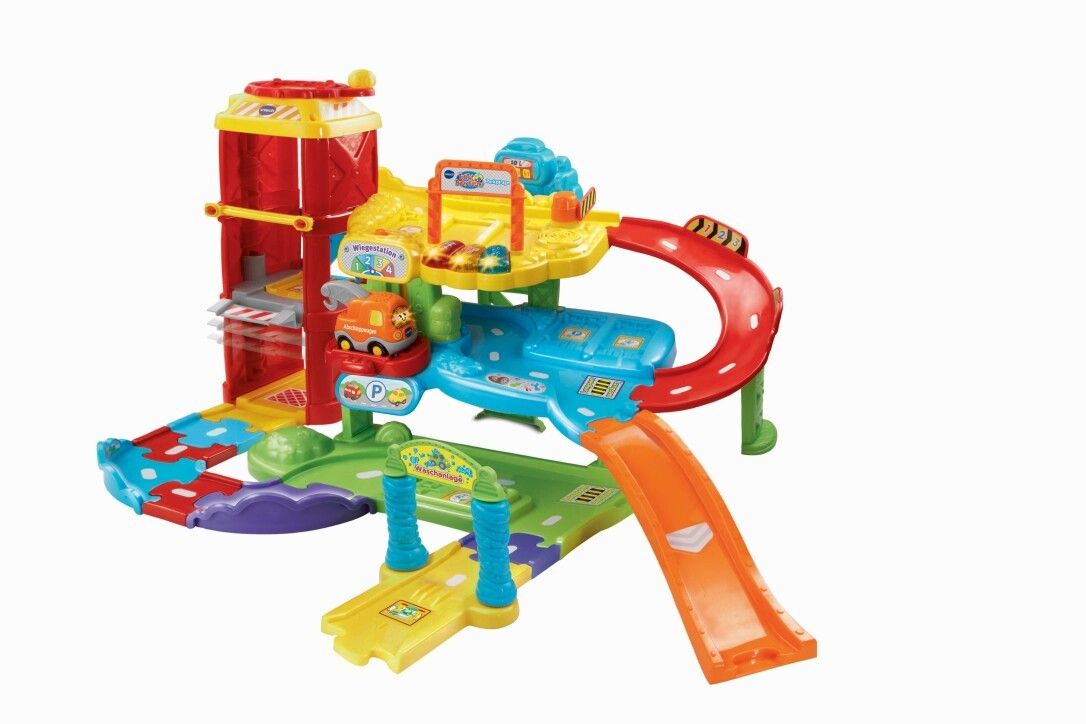 Garage multicolore con rampe, ascensore e scivolo. Il giocattolo ha il logo VTech.