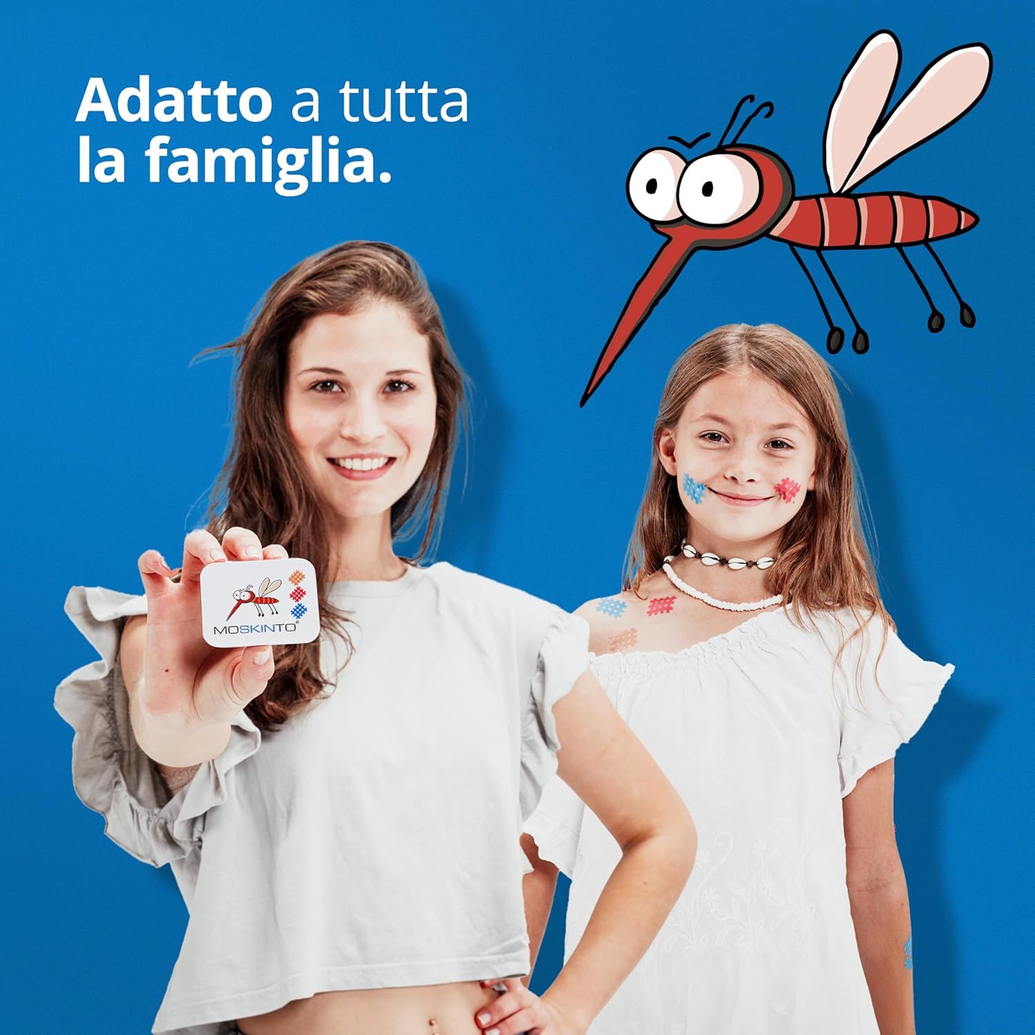 Due persone su sfondo blu. Una tiene una scatola MOSKINTO. Cerotti sulla pelle. Scritta: Adatto a tutta la famiglia.