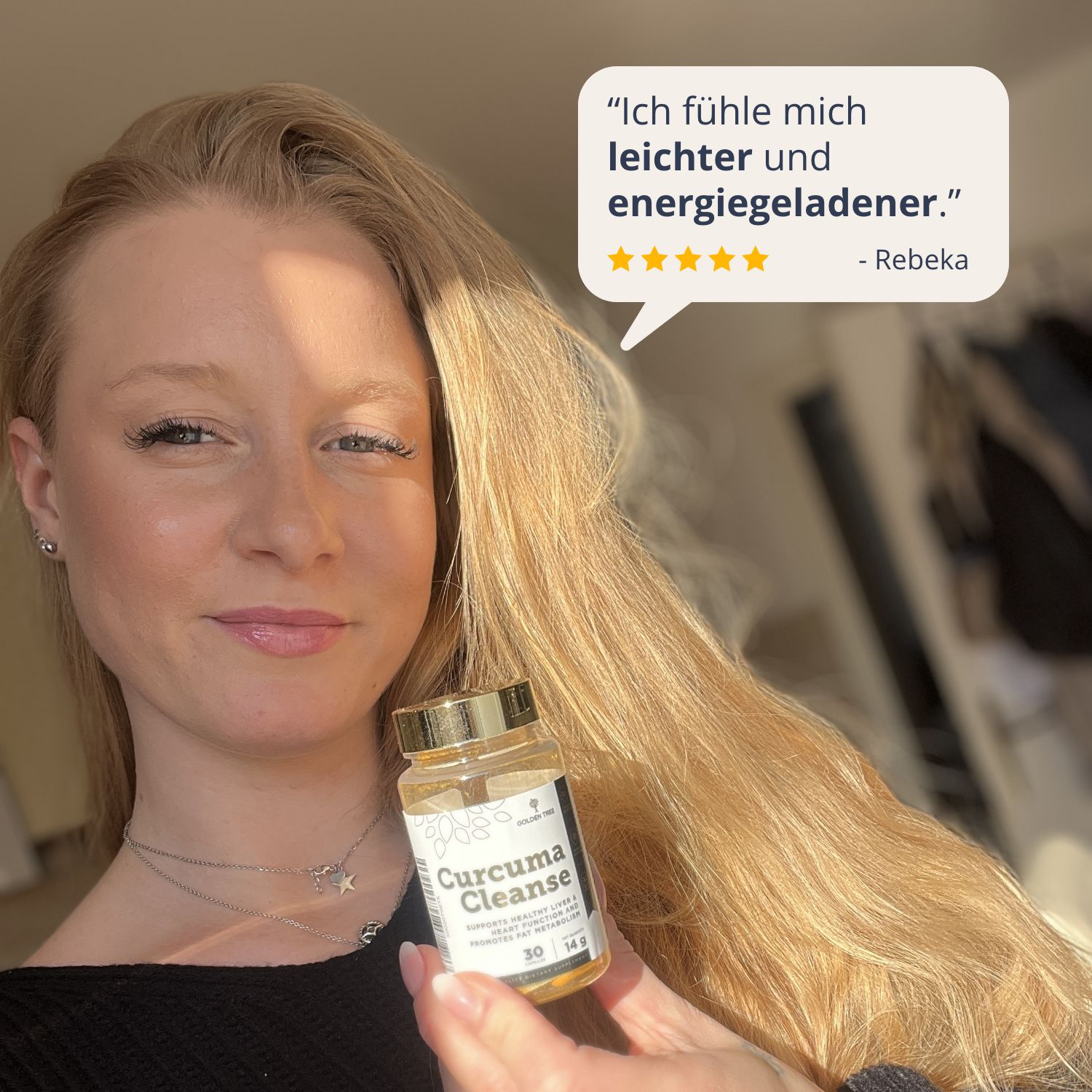 Una donna tiene in mano un flacone di Curcuma Cleanse e rilascia una recensione positiva.