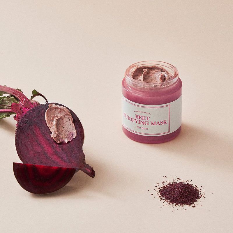 Maschera viso in barattolo, barbabietola e polvere. Testo: BEET PURIFYING MASK, I'm from.