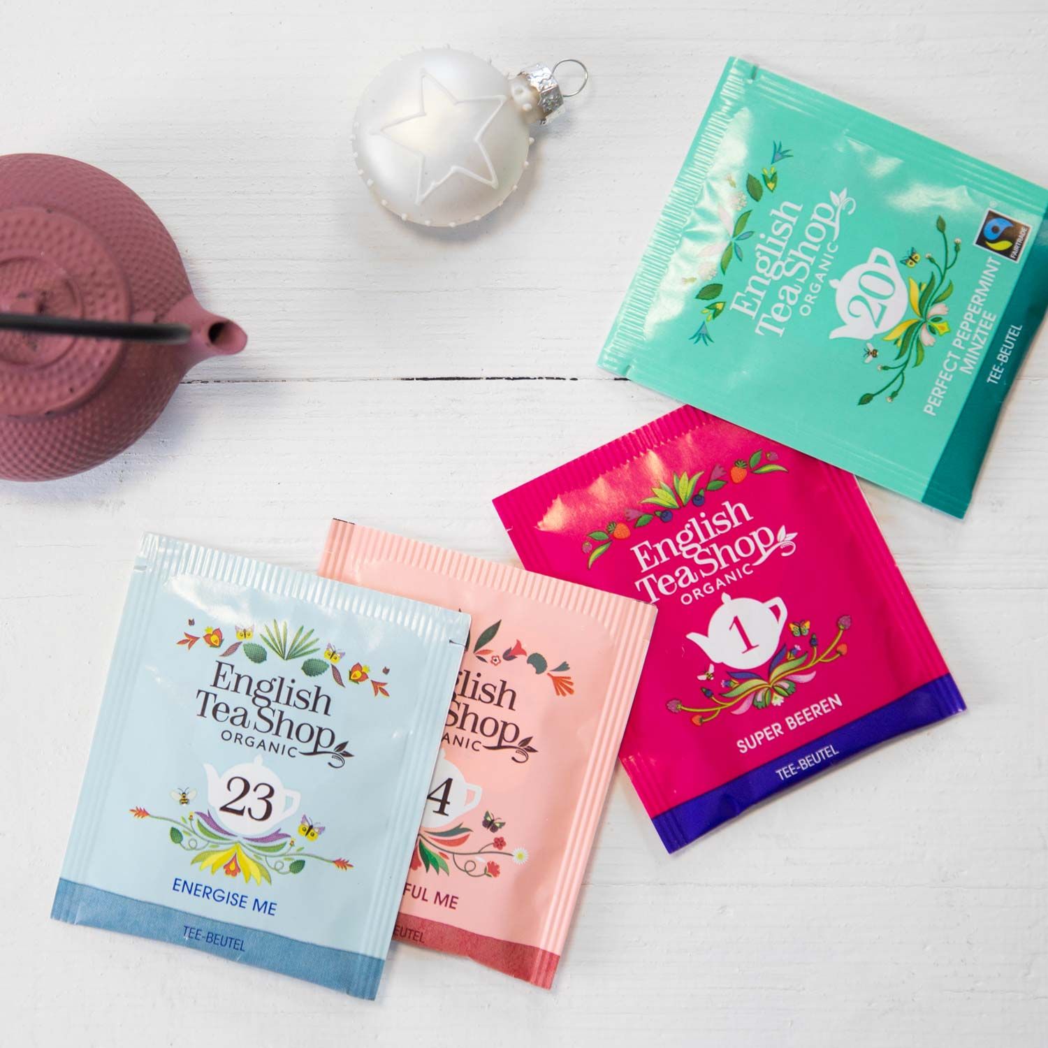 Diverse bustine di tè. Sulle bustine c'è scritto 'English Tea Shop'. Diversi gusti, ad esempio Perfect Peppermint, Energise Me.