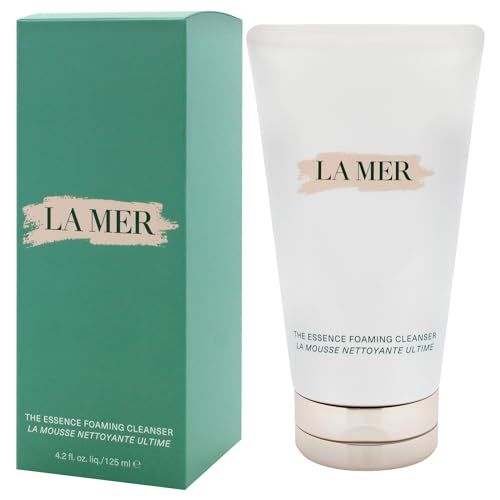Tubo bianco e scatola verde. Sul tubo è scritto "LA MER" e "THE ESSENCE FOAMING CLEANSER". La scatola mostra anche il nome del marchio.