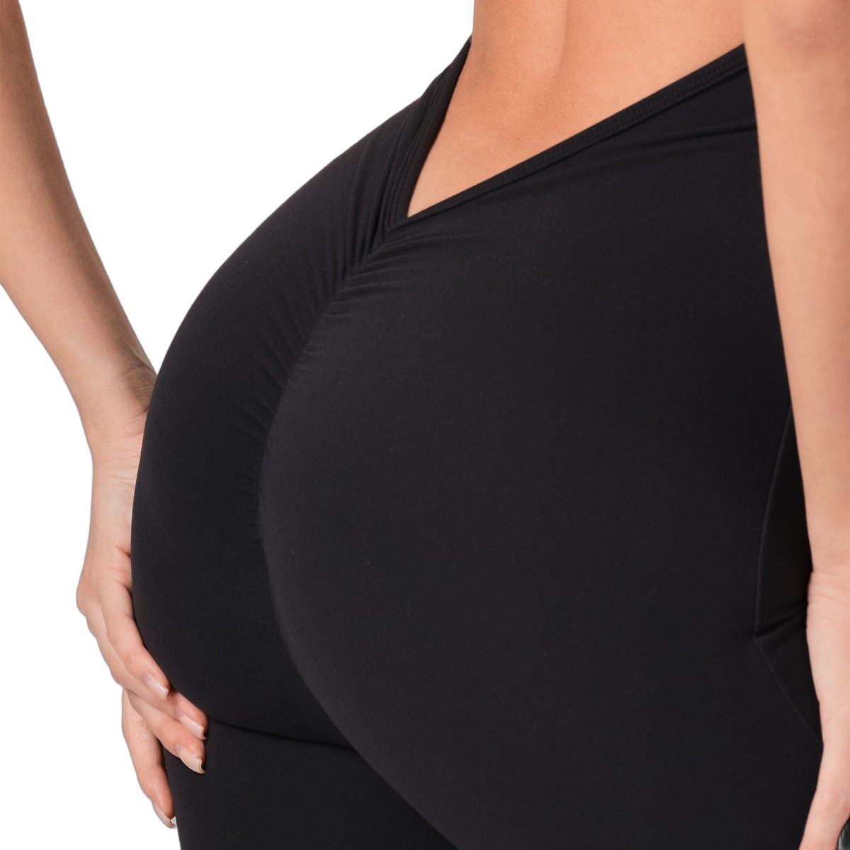 Primo piano sulla zona dei glutei di una tuta nera da donna con arricciatura.